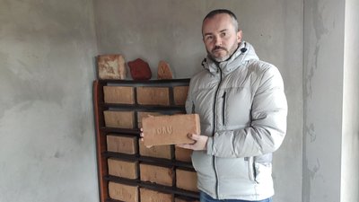 Цегла із написом "Коru" Цегла із написом "Коru"