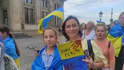 "Російська агресія руйнує моє життя": харків'яни вийшли на підтримку України у Дрездені "Російська агресія руйнує моє життя": харків'яни вийшли на підтримку України у Дрездені