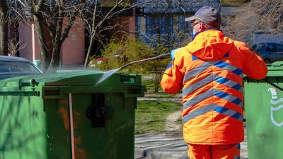 У Дніпрі комунальники почали дезінфікувати сміттєві контейнери У Дніпрі комунальники почали дезінфікувати сміттєві контейнери