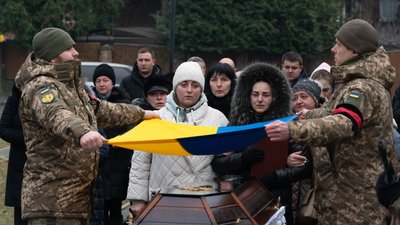 В Ужгороді попрощалися із полеглим захисником Владиславом Павловим В Ужгороді попрощалися із полеглим захисником Владиславом Павловим