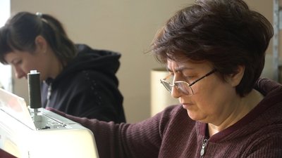 "Відчуття, що ми можемо їм допомогти". Як у Запоріжжі працює волонтерський швейний цех