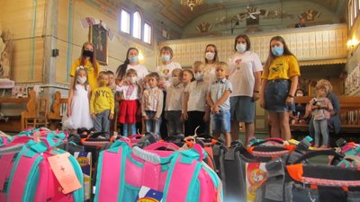 Івано-Франківський Карітас подарував першокласникам 20 портфеликів