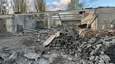 Росіяни вдарили КАБом по околицях Сум, дроном — по цивільній автівці у Білопіллі