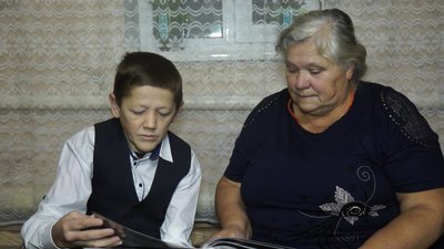 Любить вирощувати квіти та фотографувати: чоловік через хворобу має зовнішність підлітка Любить вирощувати квіти та фотографувати: чоловік через хворобу має зовнішність підлітка