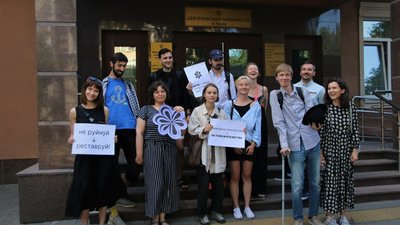 Активістів "Квітів України" та "Мапи реновації" почали викликати на допити в ДБР Активістів "Квітів України" та "Мапи реновації" почали викликати на допити в ДБР