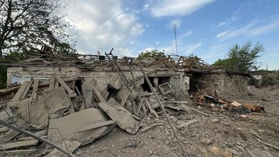Обстріли Херсонщини, руїни будинку