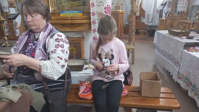 У Полтаві волонтерам не вистачає тканин для плетіння маскувальних сіток У Полтаві волонтерам не вистачає тканин для плетіння маскувальних сіток