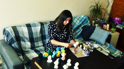 Вінничанка виготовляє та продає патріотичні свічки, щоб допомагати ЗСУ