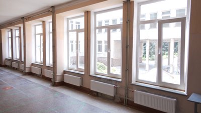 В Івано-Франківському ліцеї № 21 встановлюють енергоощадні вікна В Івано-Франківському ліцеї № 21 встановлюють енергоощадні вікна