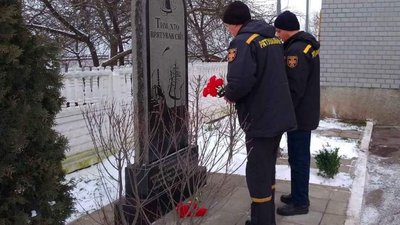 У Житомирі вшанували пожежних-ліквідаторів, які рятували світ від наслідків аварії на ЧАЕС У Житомирі вшанували пожежних-ліквідаторів, які рятували світ від наслідків аварії на ЧАЕС