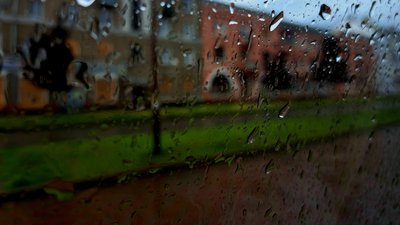 Краплі дощу на склі
