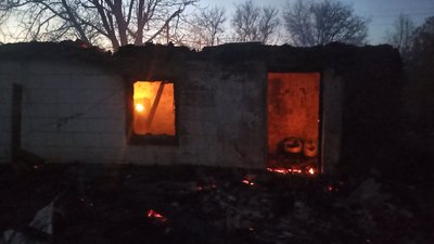 На Дніпропетровщині у багатодітної родини згорів будинок, постраждала дитина На Дніпропетровщині у багатодітної родини згорів будинок, постраждала дитина