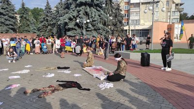 "Не мовчати — наша єдина зброя": у Черкасах відбувся мітинг через убивство полонених в Оленівці "Не мовчати — наша єдина зброя": у Черкасах відбувся мітинг через убивство полонених в Оленівці