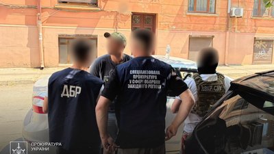 Фото з місця затримання правоохоронця