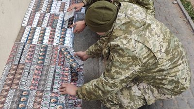 У вантажному потязі на Волині знайшли понад чотири тисячі пачок контрабандних цигарок У вантажному потязі на Волині знайшли понад чотири тисячі пачок контрабандних цигарок