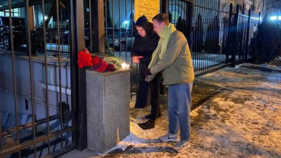 До посольства Туреччини в Києві принесли квіти в память про жертв землетрусу До посольства Туреччини в Києві принесли квіти в память про жертв землетрусу