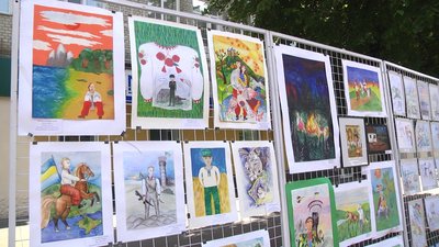 На вуличній експозиції були представлені дитячі малюнки різних мистецьких шкіл міста Хмельницького На вуличній експозиції були представлені дитячі малюнки різних мистецьких шкіл міста Хмельницького