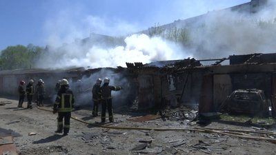 Горіли квартири та гаражі: на Салтівці після обстрілів загасили три пожежі