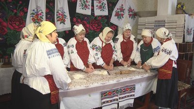 “Хлопці спитали, чи можна хліб із печі”: як на Вінниччині мешканці громади готують випічку для захисників