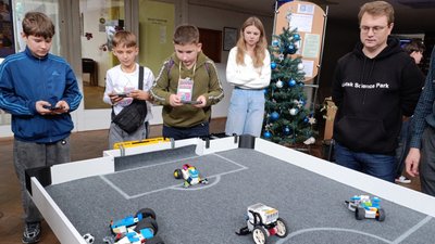 Роботи, робототехніка, робофутбол, фестиваль з робототехніки, робоспорт