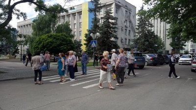 Перекрили дорогу, щоб запрацювали ліфти. Жителі Херсона провели акцію протесту