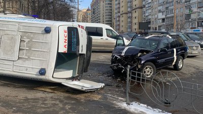 У Києві біля Охмадиту перекинувся автомобіль Швидкої У Києві біля Охмадиту перекинувся автомобіль Швидкої