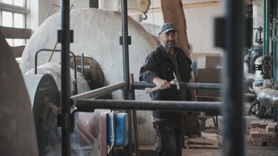 Працівник КП "Тепломережі" робить ремонт котельні в Ізюмі