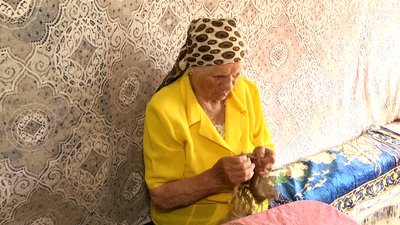 102-річна Любов Ярош із Житомирщини робить кікімори для українських військових 102-річна Любов Ярош із Житомирщини робить кікімори для українських військових