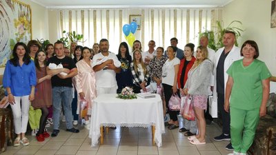 У пологовому будинку на Франківщині подарували перші вишиванки сімом немовлятам