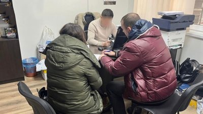Підозра, поліція охорони, шахрайство, гроші, державні виплати, квартира