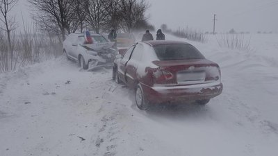 "Їхав на виклик". На Вінниччині, через негоду, автівка поліції потрапила у ДТП