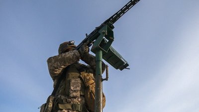 Військовий ППО збиває російський безпілотник