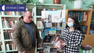 Сумській бібліотеці подарували книжки про Голодомор Сумській бібліотеці подарували книжки про Голодомор