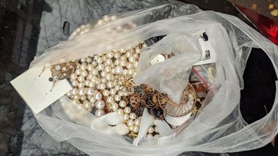 Аби зняти пристріт: у Чернігові дитина викинула з вікна всі заощадження батьків