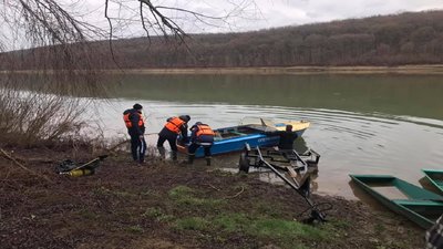 Рятувальники на Тернопільщині понад добу розшукують рибалку, лодка якого перевернулася на Дністрі Рятувальники на Тернопільщині понад добу розшукують рибалку, лодка якого перевернулася на Дністрі