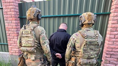 Правоохоронці під час затримання хлопця, якого підозрюють у пограбуванні 