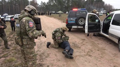 Силовики Житомирщини тренуються захищати кордон від нелегальних мігрантів Силовики Житомирщини тренуються захищати кордон від нелегальних мігрантів