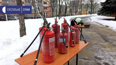У Сумах рятувальники навчали працівників школи правилам поводження під час пожежі У Сумах рятувальники навчали працівників школи правилам поводження під час пожежі
