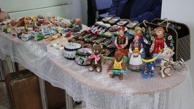 В Олександрії відкрилась благодійна виставка-ярмарок альтернативних ялинок В Олександрії відкрилась благодійна виставка-ярмарок альтернативних ялинок