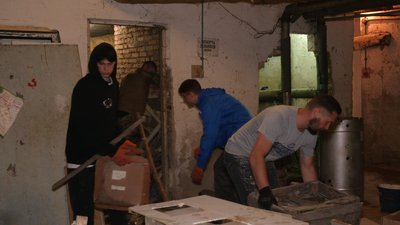 У Рівному в обласній дитячій лікарні розчищають укриття під операційну У Рівному в обласній дитячій лікарні розчищають укриття під операційну