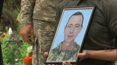 "Не витримав і пішов воювати за Україну". У Сумах попрощалися з солдатом Романом Куровським
