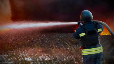 "Без загиблих і травмованих": у Кропивницькому гасили пожежу через обстріли РФ "Без загиблих і травмованих": у Кропивницькому гасили пожежу через обстріли РФ