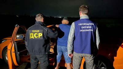 Затримали 3-х закарпатців, яких підозрюють в організації незаконного перетину держкордону для двох хмельничан
