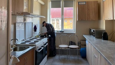 12 родин переселенців з Донеччини знайшли прихисток у селі Стройне на Закарпатті 12 родин переселенців з Донеччини знайшли прихисток у селі Стройне на Закарпатті