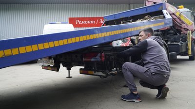 "Час від часу дістають уламки": харків'янин продовжує вивозити авто медиків після підриву на міні "Час від часу дістають уламки": харків'янин продовжує вивозити авто медиків після підриву на міні