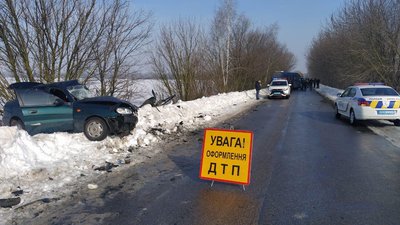 На Чернігівщині мікроавтобус зіткнувся з легковиком: до лікарні забрали трьох людей На Чернігівщині мікроавтобус зіткнувся з легковиком: до лікарні забрали трьох людей