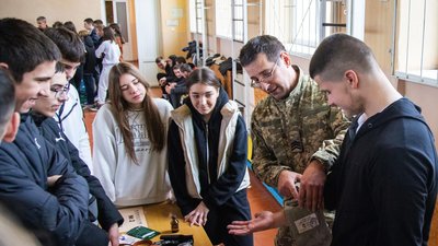 Вчилися керувати дроном та виявляти міни: у Мукачеві для школярів провели майстер-клас Вчилися керувати дроном та виявляти міни: у Мукачеві для школярів провели майстер-клас