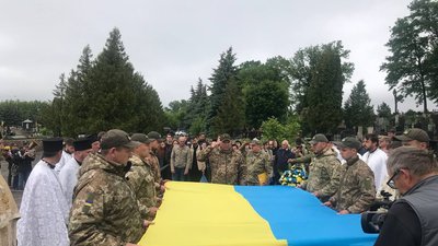 У Тернополі попрощалися із військовослужбовцем Ярославом Кондратюком У Тернополі попрощалися із військовослужбовцем Ярославом Кондратюком