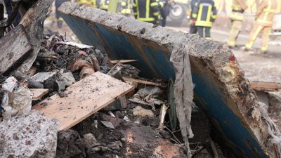 П'ятьох людей діставали із під бетонних плит. Як рятувальники працюють на місці удару “шахеда” у Сумах