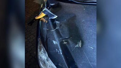 Пошкодили сокирами автівку адвокатки: у Запоріжжі оголосили підозру двом місцевим жителям